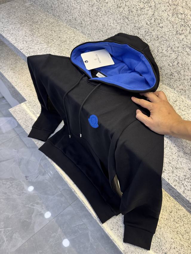 Mc盟扣莱秋冬男装专柜官网新品连帽口袋款卫衣 帅气空气层棉 爆款面料超好人气推荐秋冬必备卫布男士圆领卫衣正面饰有经典图标刺绣元素设计诠释品牌精髓，采用380克重