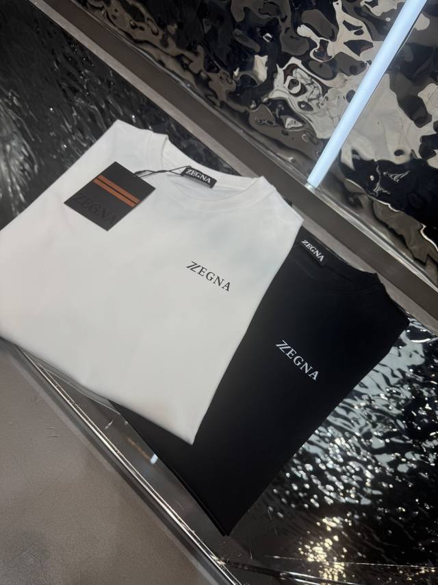 Zegna 2026春夏短袖 舒弹冰感棉新款短袖T 版型：常规修身版型 面料优点：舒适 微弹 冰感 挺拔 不缩水 码数：M-4Xl 只有黑白灰宝兰浅兰有4Xl