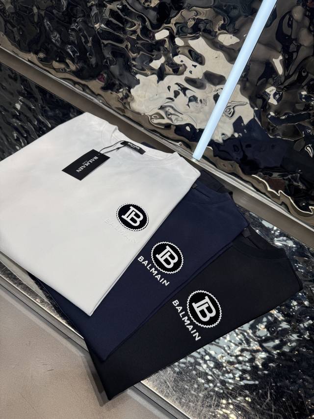 Balmain 2026春夏短袖 舒弹冰感棉新款短袖T 版型：常规修身版型 面料优点：舒适 微弹 冰感 挺拔 不缩水 码数：M-4Xl 只有黑白灰宝兰浅兰有4X