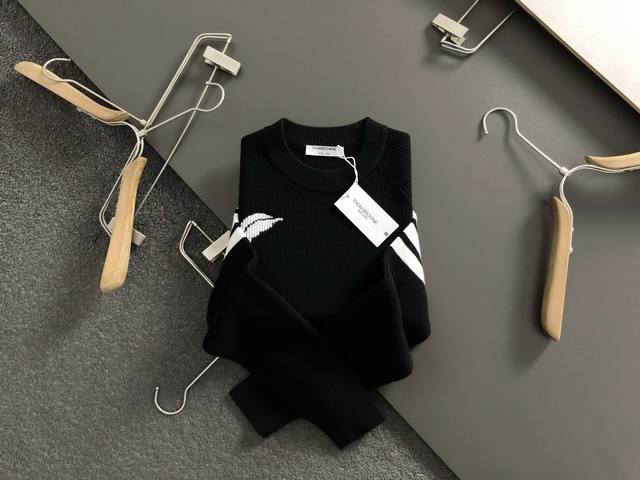 Tb*合身版型M-Xxxl 2025秋冬潮牌羊毛衫，以羽毛提花点缀为主调，巧妙融入三杠经典元素，打破传统羊毛衫的单调感，彰显个性与不羁。立体剪裁贴合身形，设计利