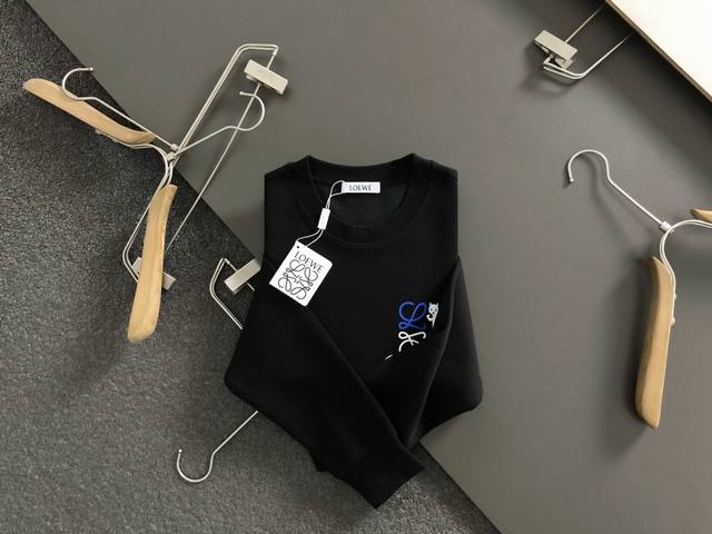 Low*合身版型M-Xxxl 2025秋冬潮牌卫衣，以卡通印花为主调，巧妙融入撞色元素，打破传统卫衣的单调感，彰显个性与不羁。立体剪裁贴合身形，设计利落有型，轻