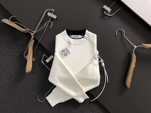 Low*合身版型M-Xxxl 2025秋冬潮牌双层领口羊毛衫，以袖身真皮拼接潮流金属扣挂件点缀为主调，巧妙融入撞色双层领口搭配元素，后幅皮牌可随意变化挂件位置，