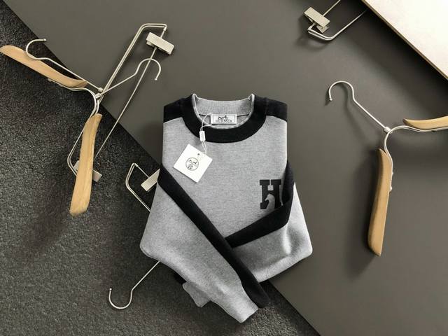 Hms*合身版型M-Xxxl 2025秋冬圆领羊毛衫，以黑灰拼接是双层领口元素点缀为主调，融入H字母立体贴皮元素，打破传统羊毛的单调感，彰显个性与不羁。立体剪裁