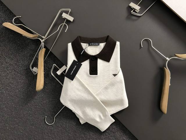 Amn*合身版型M-Xxxl 2025秋冬潮牌蓝米撞色羊毛衫，以米色翻领工艺元素点缀为主调，巧妙滴胶Logo搭配元素，打破传统羊毛的单调感，彰显个性与不羁。立体