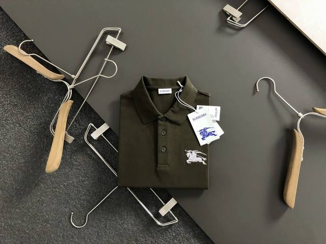 Bbr**正码正牌S-Xl 2026春夏短袖，以重工骑士精工刺绣为主调，巧妙融Y专柜元素，打破传统短袖的单调感，彰显个性与不羁。立体剪裁贴合身形，设计利落有型，