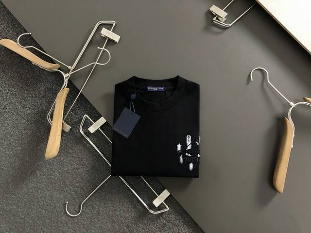 L牌*卡码拍小S-Xl 2026春夏短袖，重工线绣融合彩绘为主调，巧妙融入最新流行元素，打破传统短袖的单调感，彰显个性与不羁。立体剪裁贴合身形，设计利落有型，轻