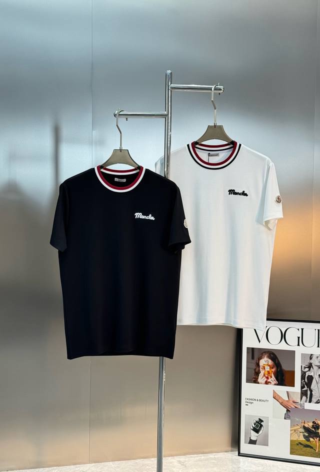 Moncler蒙口25S男士莫代尔短袖T恤， G莫代尔棉材质，柔软舒适，针织领口+红白条纹，学院风满满，左胸Moncler刺绣+袖口徽章，细节感拉满。深黑色百搭