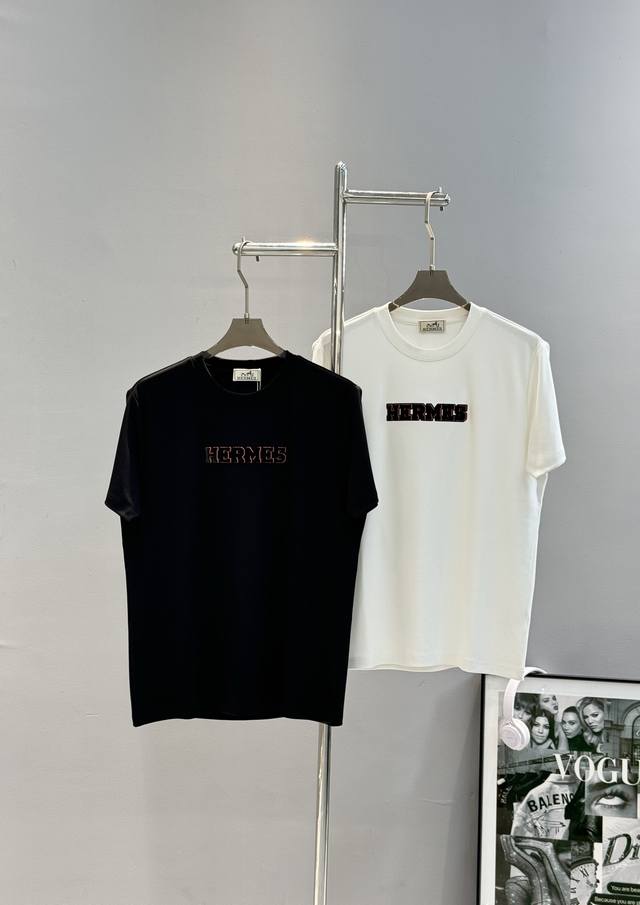 Hermes爱马仕25S新款莫代尔T恤.当季颜值担当.立体植绒色彩品牌字母烫画工艺.品牌Logo标识视觉感设计.字母色彩搭配视觉效果相当奇特!顶级 G莫代尔棉质 Hermes爱马仕25S新款莫代尔T恤.当季颜值担当.立体植绒色彩品牌字母烫画工艺.品牌Logo标识视觉感设计.字母色彩搭配视觉效果相当奇特!顶级 G莫代尔棉质