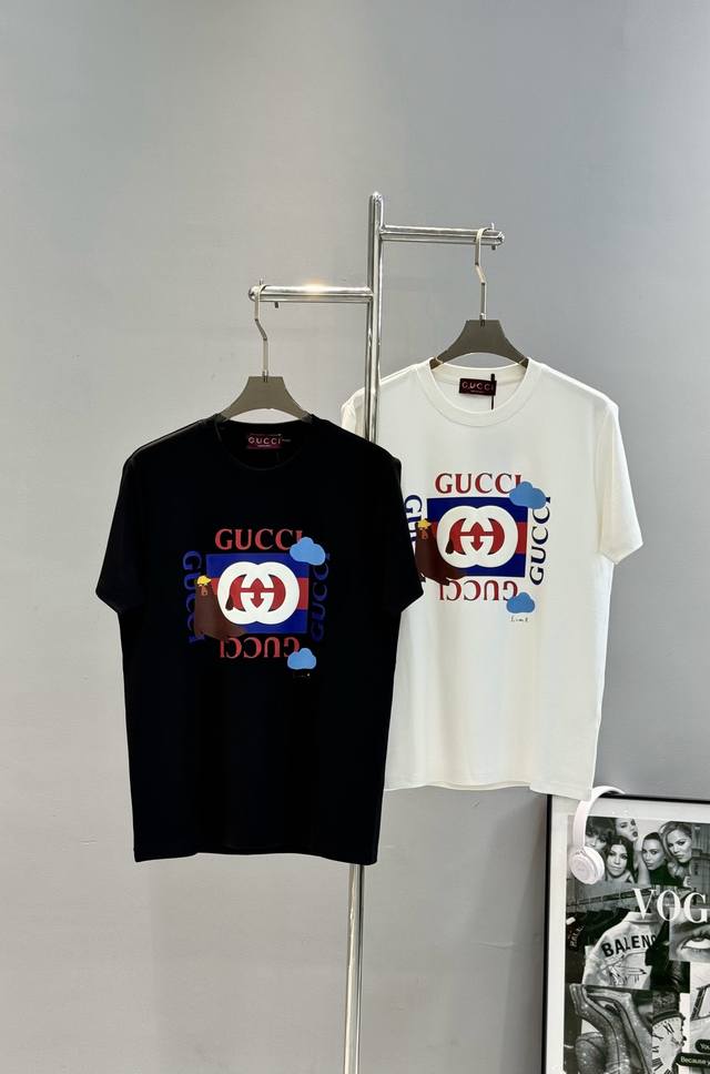 Gucc*古齐25S新款莫代尔男女同款！非常趣味的即视感！！！胸前经典多彩徽标费时费工，双层烫画工艺.每一件都是难得的高品。优选 G莫代尔面料.軟糯舒适柔软.有