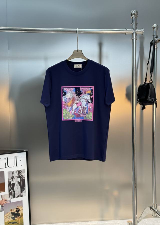 Herm*S爱马仕25S新款莫代尔T恤.新品为全新系列注入满满活力,这款单品用心甄选 G莫代尔棉面料制成,面料手感亲肤柔软舒适.丝滑凉爽!衣身尊贵马图案设计!整 Herm*S爱马仕25S新款莫代尔T恤.新品为全新系列注入满满活力,这款单品用心甄选 G莫代尔棉面料制成,面料手感亲肤柔软舒适.丝滑凉爽!衣身尊贵马图案设计!整