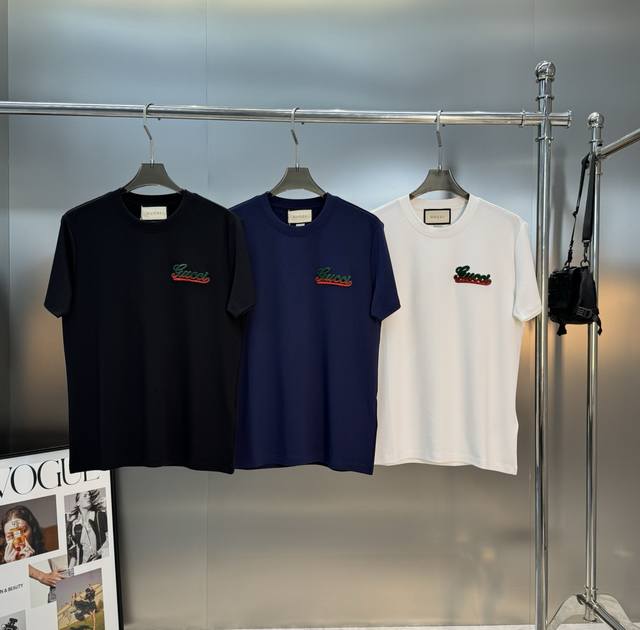 Gucci古奇2025S新款莫代尔T恤.经典Gucci字母3D立体定制植绒标识质感品质呈现.经典G家红绿字色彩高级低调.简约百搭款。300G莫代尔棉面料柔软舒适