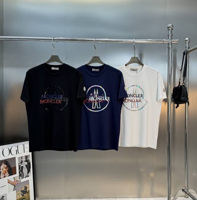 Moncler蒙口25S新款莫代尔短袖T恤，经典圆领设计， G莫代尔柔软棉质面料，穿着舒适透气。正面品牌Logo+彩色渐变，辨识度超高计。黑色、深蓝、白色三色可
