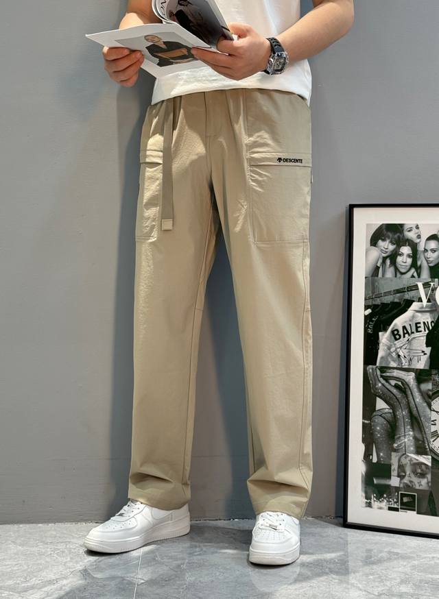 Descente迪桑特26S户外机能速干工装裤，采用轻薄梭织面料，速干又透气，夏天穿超舒服3D立体裁剪，剪裁精细，穿着贴合不紧绷，活动自如。松紧腰+可调节腰带，