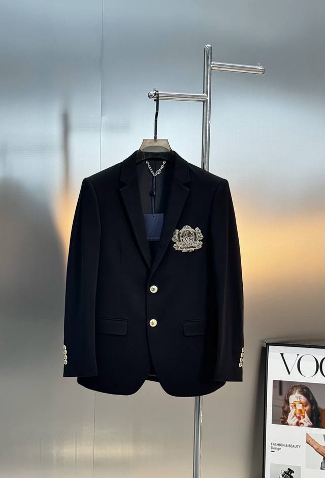 驴牌*25S休闲西服外套爆款精品推荐外贸公司订单！胸前Lv刺绣贴饰点缀胸前.进口原版天眼布四面弹布料，笔挺垂感十足，整件衣服车工走线整齐平整，所有五金纽扣附料都