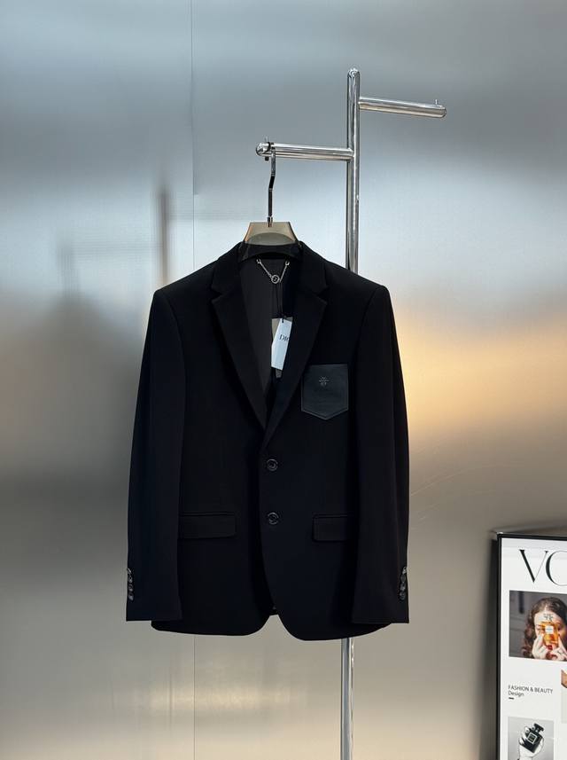 Dio*R迪奥新款休闲西服外套老客户推荐外贸公司订单！胸口口袋位置精致3D品牌定制.激光刻印搭配经典五金小蜜蜂.直呼品牌精髓，高级感强！进口原版天眼布四面弹布料