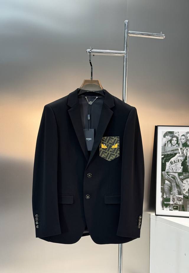 Fend*芬-迪新款休闲西服外套精品推荐外贸公司订单！胸口精致皮牌工艺.经点字母F小怪兽凸显品牌高级感强！进口原版天眼布四面弹布料，笔挺垂感十足，整件衣服车工走