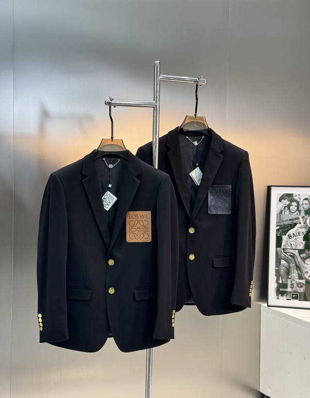 Loew*罗意-威休闲西服外套爆款精品推荐外贸公司订单！胸口经典字母图形皮牌.进口原版天眼布四面弹布料，笔挺垂感十足，整件衣服车工走线整齐平整，所有五金纽扣附料
