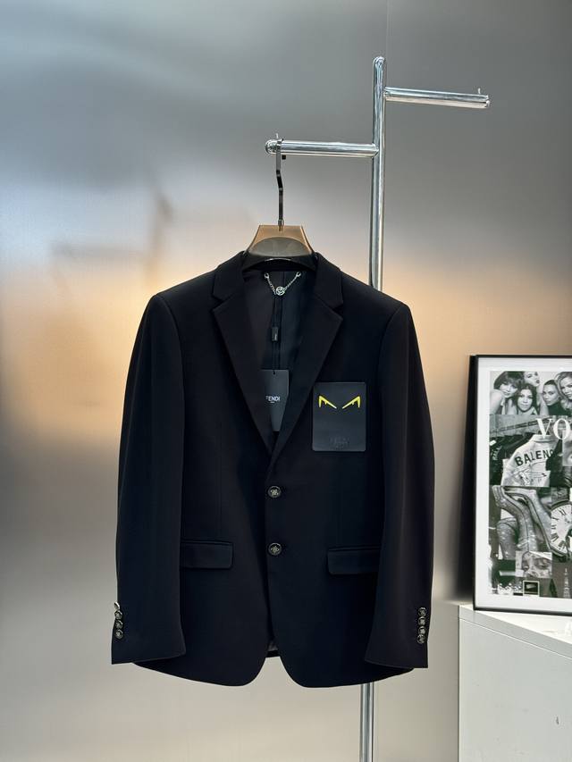 Fend*芬-迪休闲西服外套老客户推荐外贸公司订单！胸口精致皮牌小怪兽工艺.高级感强！进口原版天眼布四面弹布料，笔挺垂感十足，整件衣服车工走线整齐平整，所有五金