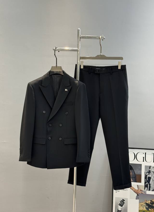 外套 ，裤270 D&G*杜嘉-班纳2025S春款新款男士商务套西！超高端顶尖一线成衣手工系列，双排扣设计西装领域里的佼佼者，世界公认的顶级面料和工艺水平，高密