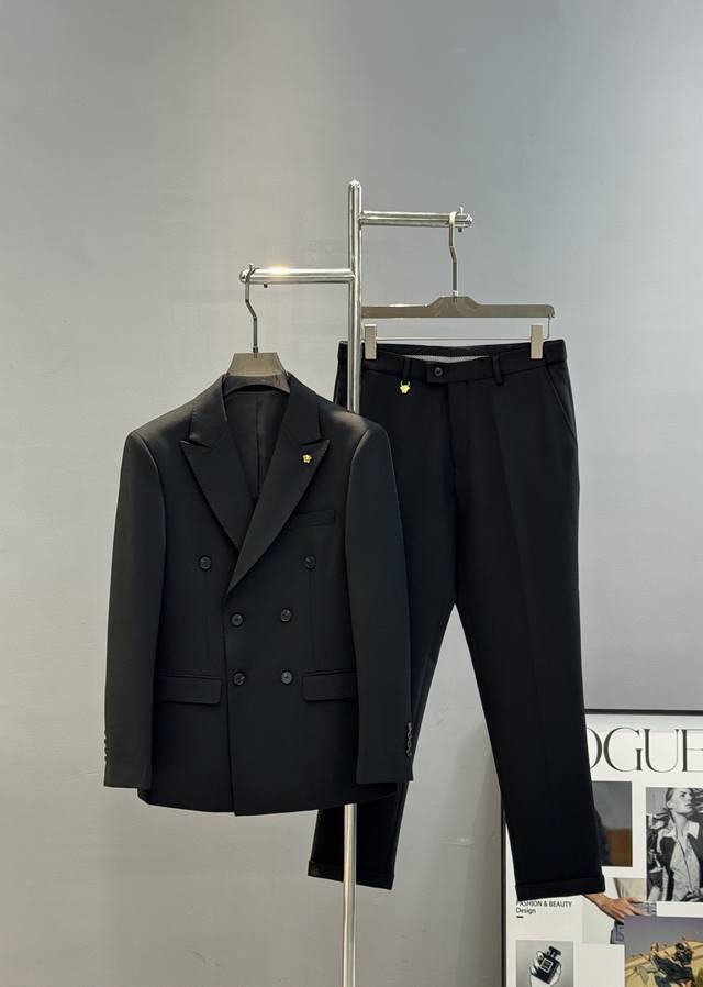 外套 ，裤270 Versac*瓦萨25S男士商务休闲西服套装，高端洋行出品，殿堂级品鉴奢华臻物，高级成衣限定系列，官宣高频搭配示范款，属于明星级的一款西服！作