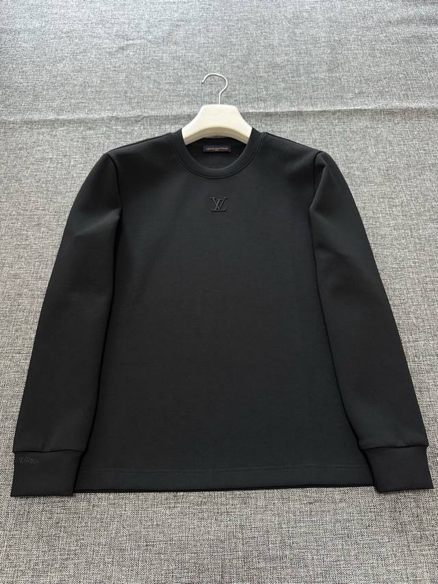 Lv2025秋冬专柜新款时尚休闲打底衫长袖T恤，精选进口高密度双面拉架棉面料，精致原版Logo打造，舒适性与透气性兼优，柔软抗皱弹性和垂性极佳，无论是单穿或是内
