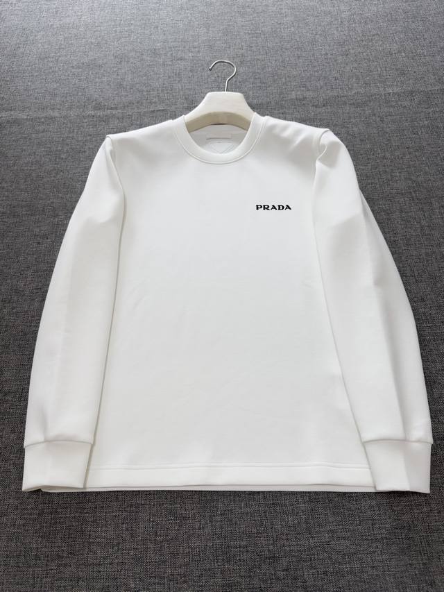普拉达 2025秋冬专柜新款时尚休闲打底衫长袖T恤，精选进口高密度双面拉架棉面料，精致原版Logo打造，舒适性与透气性兼优，柔软抗皱弹性和垂性极佳，无论是单穿或