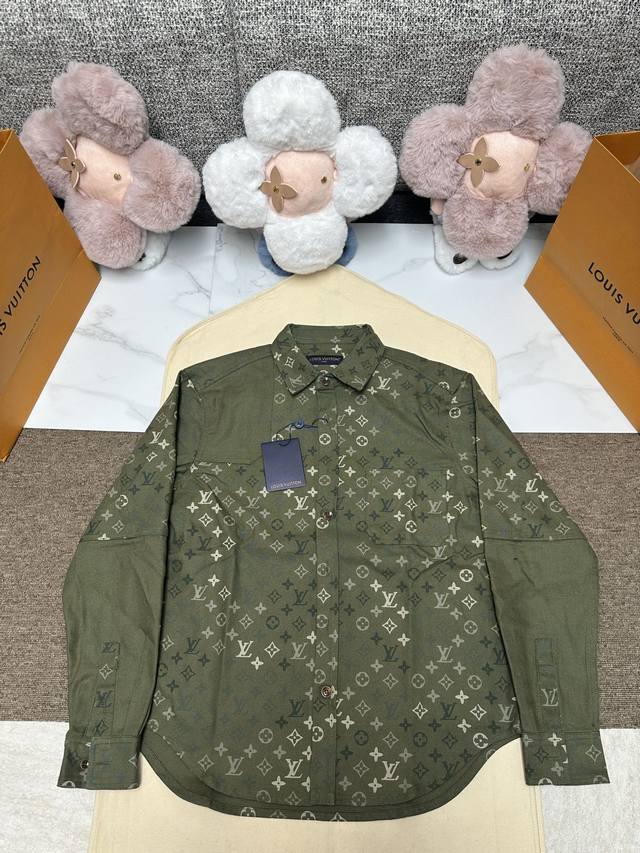 路易 25新款工装夹克式衬衫选用棉质帆布，Monogram Surplus 印花铺陈其上。衣袖与右肩的素色嵌饰碰撞出别致的拼接效果。背部的 Marque L.V