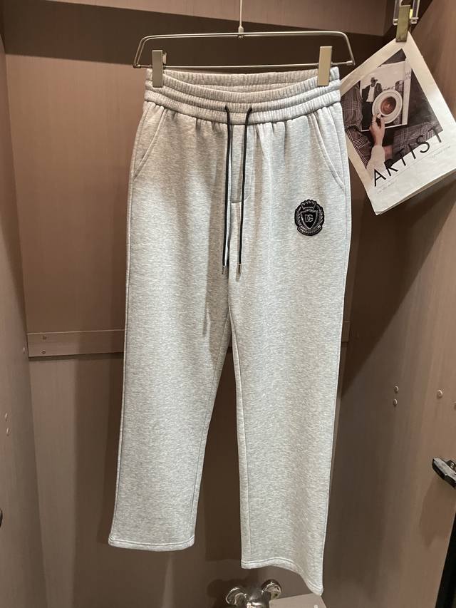 Dg 2025秋冬最新休闲裤 内里加绒，非常保暖！版型超赞，能很好的修复各种腿型，非常个性！柔软排汗，舒适度极高。裤腿腰部订制松紧橡筋、原版辅料细节。上身运动休