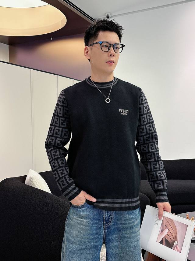芬迪 2025秋冬 羊毛混纺套头针织毛衣很有亮点细节上凸显质感 整体设计上身时尚而赋予现代气息感合体的剪裁，领口微微贴合颈部，让整体上身更显年轻时尚 ，面料采用