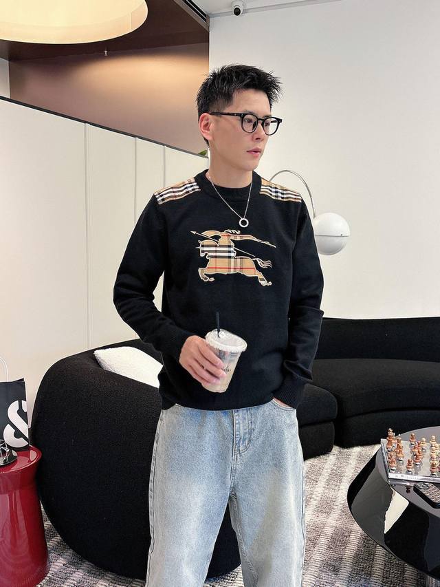 巴宝莉 2025秋冬 羊毛混纺套头针织毛衣很有亮点细节上凸显质感 整体设计上身时尚而赋予现代气息感合体的剪裁，领口微微贴合颈部，让整体上身更显年轻时尚 ，面料采