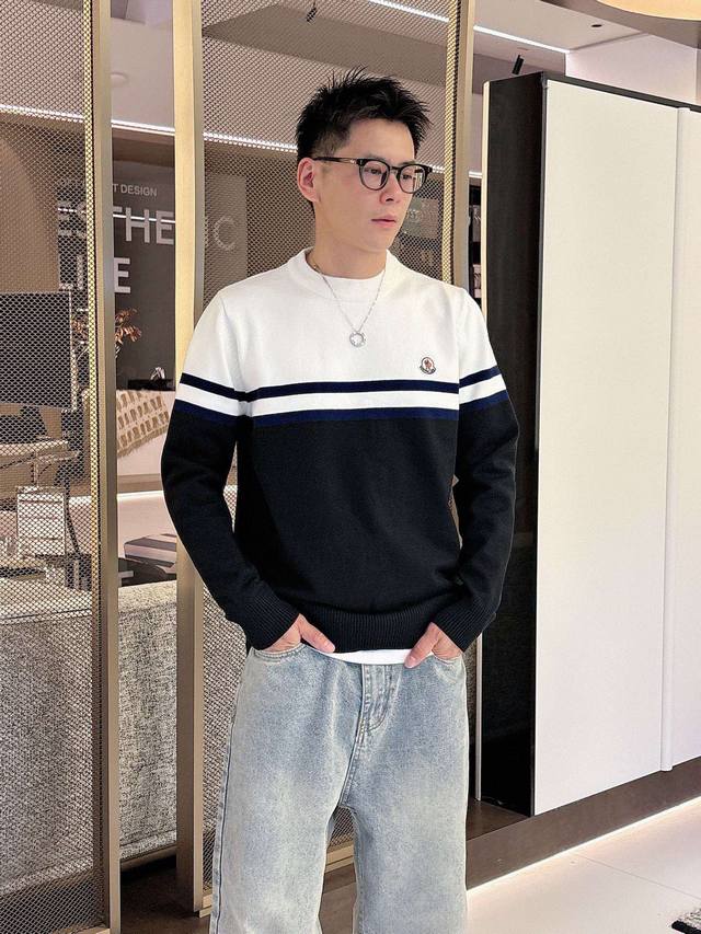 蒙口 2025秋冬 羊毛混纺套头针织毛衣很有亮点细节上凸显质感 整体设计上身时尚而赋予现代气息感合体的剪裁，领口微微贴合颈部，让整体上身更显年轻时尚 ，面料采用