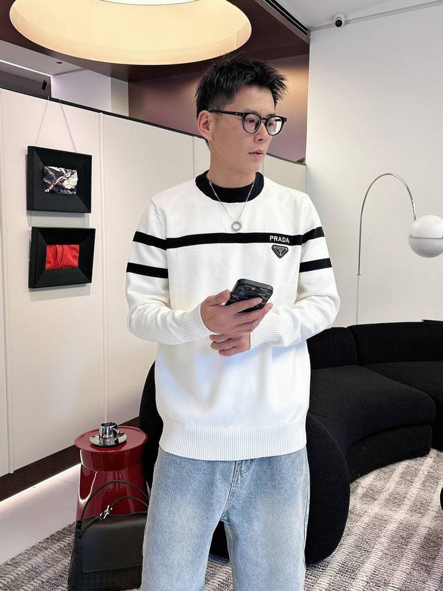 普拉达 2025秋冬 羊毛混纺套头针织毛衣很有亮点细节上凸显质感 整体设计上身时尚而赋予现代气息感合体的剪裁，领口微微贴合颈部，让整体上身更显年轻时尚 ，面料采