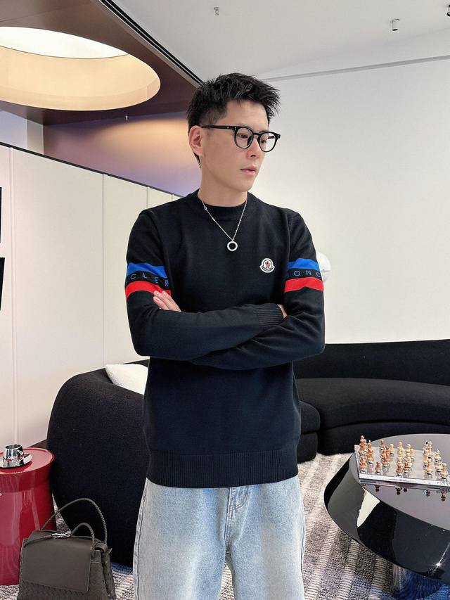 蒙口 2025秋冬 羊毛混纺套头针织毛衣很有亮点细节上凸显质感 整体设计上身时尚而赋予现代气息感合体的剪裁，领口微微贴合颈部，让整体上身更显年轻时尚 ，面料采用