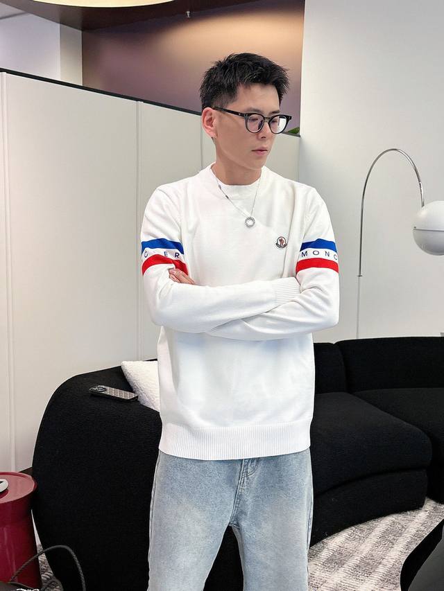 蒙口 2025秋冬 羊毛混纺套头针织毛衣很有亮点细节上凸显质感 整体设计上身时尚而赋予现代气息感合体的剪裁，领口微微贴合颈部，让整体上身更显年轻时尚 ，面料采用