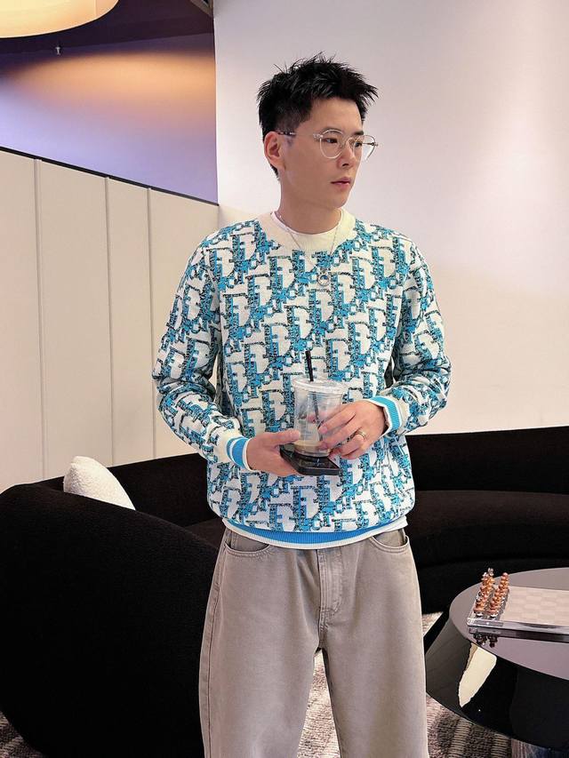 迪奥 2025秋冬 羊毛混纺套头针织毛衣很有亮点细节上凸显质感 整体设计上身时尚而赋予现代气息感合体的剪裁，领口微微贴合颈部，让整体上身更显年轻时尚 ，面料采用