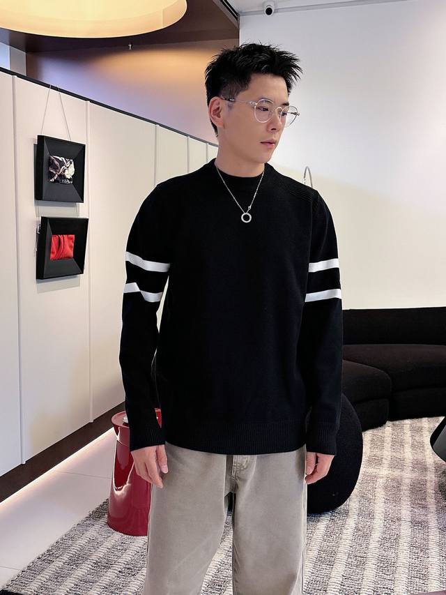 蒙口 2025秋冬 羊毛混纺套头针织毛衣很有亮点细节上凸显质感 整体设计上身时尚而赋予现代气息感合体的剪裁，领口微微贴合颈部，让整体上身更显年轻时尚 ，面料采用