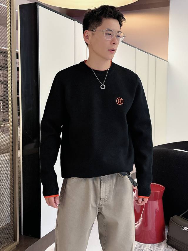 爱马仕2025秋冬最新品羊毛混纺毛衣，专柜同步有售原单狠货，时尚休闲开衫毛衣，上身很有特点！吸睛而有亮点，进口原版面料，亲肤透气，顶级印花工艺字母图案Logo，