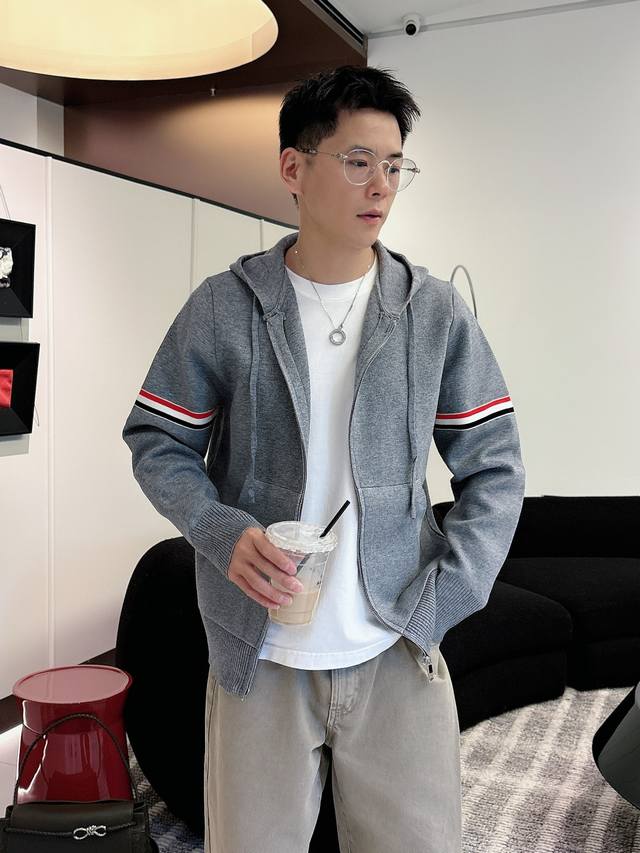 Tb 2025秋冬最新品羊毛混纺开衫毛衣，专柜同步有售原单狠货，时尚休闲开衫毛衣，上身很有特点！吸睛而有亮点，进口原版面料，亲肤透气，顶级印花工艺字母图案Log