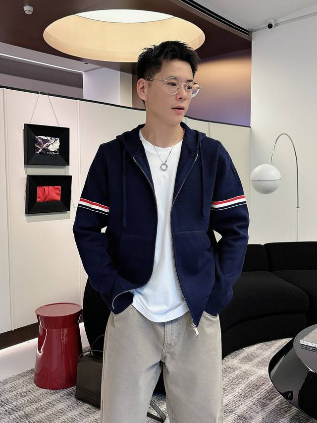 Tb 2025秋冬最新品羊毛混纺开衫毛衣，专柜同步有售原单狠货，时尚休闲开衫毛衣，上身很有特点！吸睛而有亮点，进口原版面料，亲肤透气，顶级印花工艺字母图案Log