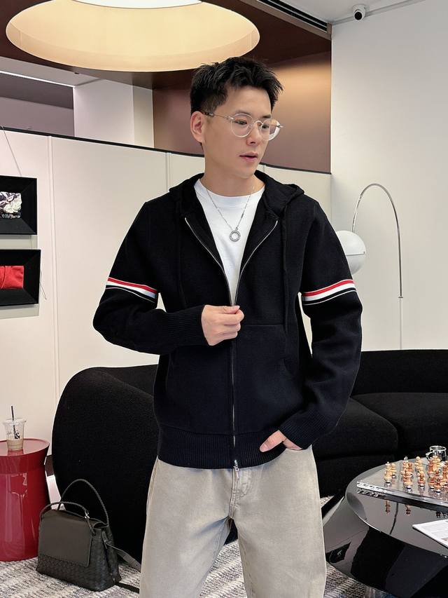 Tb 2025秋冬最新品羊毛混纺开衫毛衣，专柜同步有售原单狠货，时尚休闲开衫毛衣，上身很有特点！吸睛而有亮点，进口原版面料，亲肤透气，顶级印花工艺字母图案Log