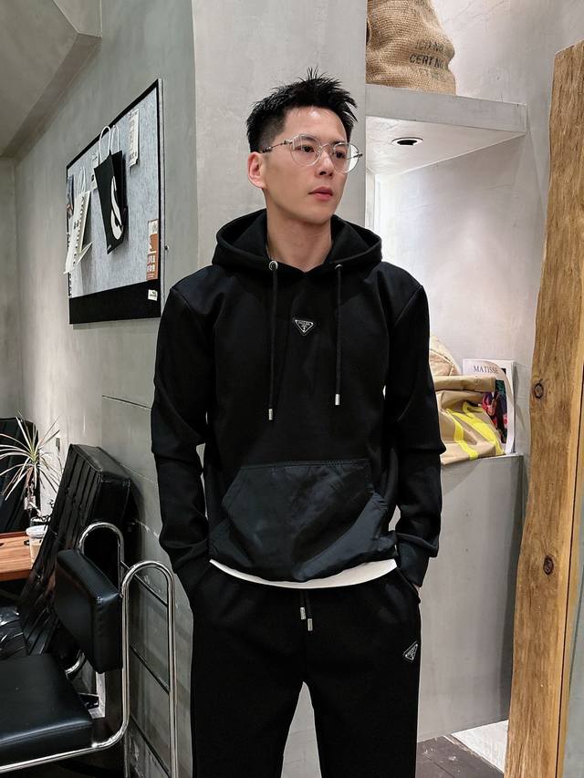 普拉达 2025全新爆款圆领戴帽套装 原单狠货倾注顶级设计师的精心之作 就为一个贴合、完美的上身效果 全天然优质天丝哥弟棉100%，贴身的舒适感 高贵典雅！原厂