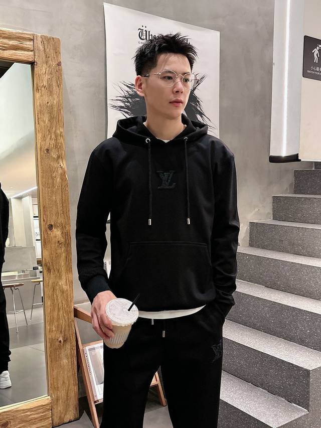 2025全新爆款圆领戴帽套装 原单狠货倾注顶级设计师的精心之作 就为一个贴合、完美的上身效果 全天然优质天丝哥弟棉100%，贴身的舒适感 高贵典雅！原厂五金无不