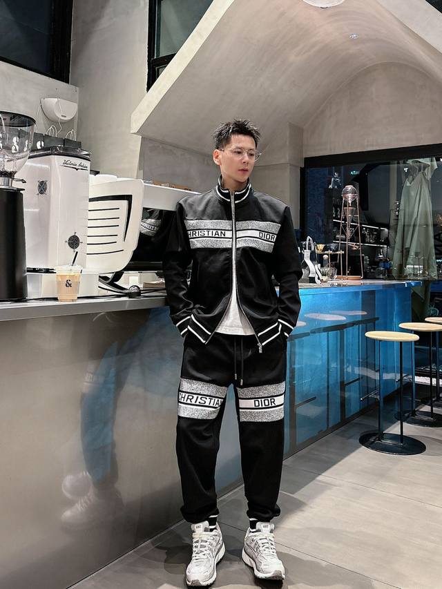 迪奥 2025全新爆款开衫套装 原单狠货倾注顶级设计师的精心之作 就为一个贴合、完美的上身效果 全天然优质天丝哥弟棉100%，贴身的舒适感 高贵典雅！原厂五金无