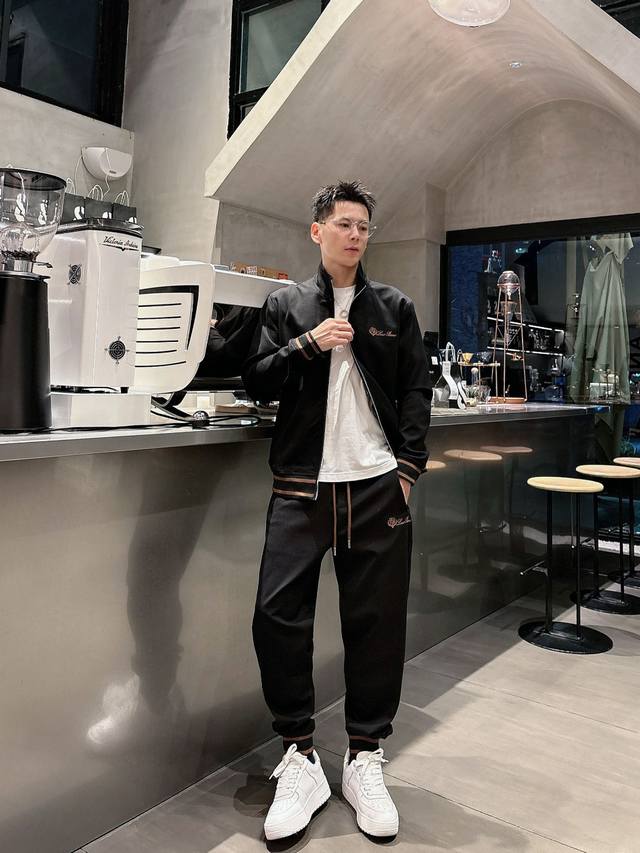 L全新爆款开衫套装 原单狠货倾注顶级设计师的精心之作 就为一个贴合、完美的上身效果 全天然优质天丝哥弟棉100%，贴身的舒适感 高贵典雅！原厂五金无不彰显优雅高