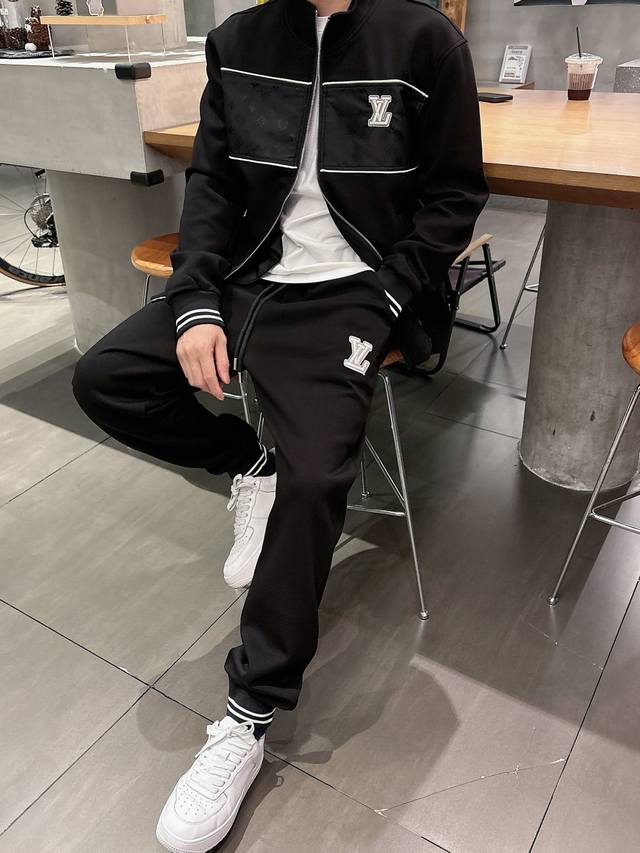 Lv 2025全新爆款开衫套装 原单狠货倾注顶级设计师的精心之作 就为一个贴合、完美的上身效果 全天然优质天丝哥弟棉100%，贴身的舒适感 高贵典雅！原厂五金无