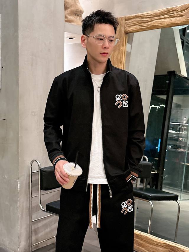 罗意威 2025全新爆款开衫套装 原单狠货倾注顶级设计师的精心之作 就为一个贴合、完美的上身效果 全天然优质天丝哥弟棉100%，贴身的舒适感 高贵典雅！原厂五金