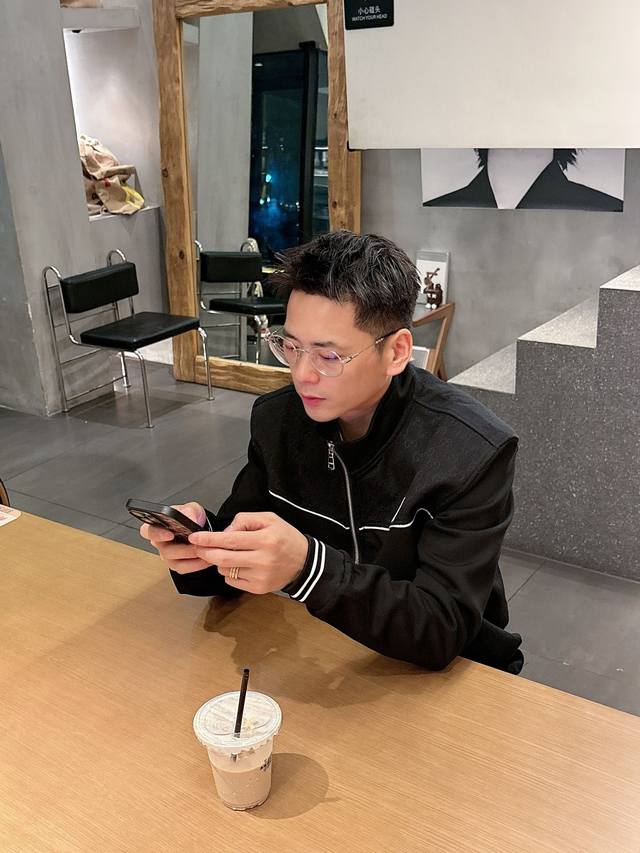 古驰 2025全新爆款开衫套装 原单狠货倾注顶级设计师的精心之作 就为一个贴合、完美的上身效果 全天然优质天丝哥弟棉100%，贴身的舒适感 高贵典雅！原厂五金无