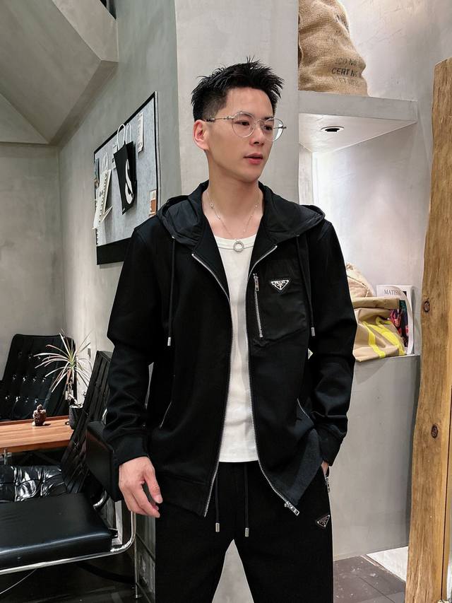 普拉达2025全新爆款开衫套装 原单狠货倾注顶级设计师的精心之作 就为一个贴合、完美的上身效果 全天然优质天丝哥弟棉100%，贴身的舒适感 高贵典雅！原厂五金无