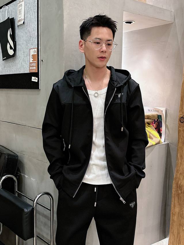 普拉达 2025全新爆款开衫套装 原单狠货倾注顶级设计师的精心之作 就为一个贴合、完美的上身效果 全天然优质太空棉100%，贴身的舒适感 高贵典雅！原厂五金无不