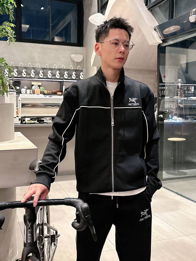 始祖鸟 2025全新爆款开衫套装 原单狠货倾注顶级设计师的精心之作 就为一个贴合、完美的上身效果 全天然优质太空棉100%，贴身的舒适感 高贵典雅！原厂五金无不